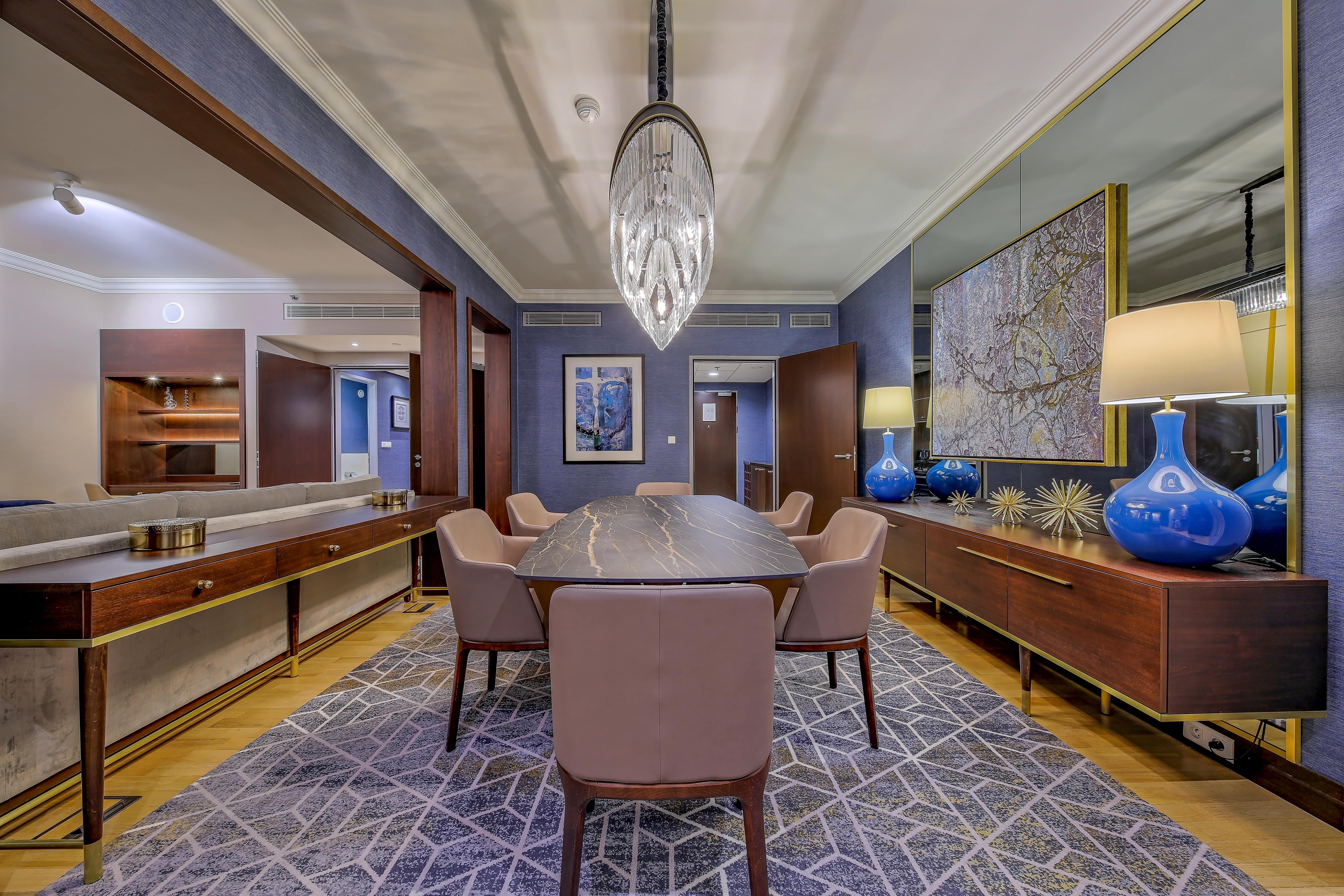 Intercontinental Warszawa By Ihg Hotel Luaran gambar The dining room of a suite at the Mandarin Oriental, Hong Kong