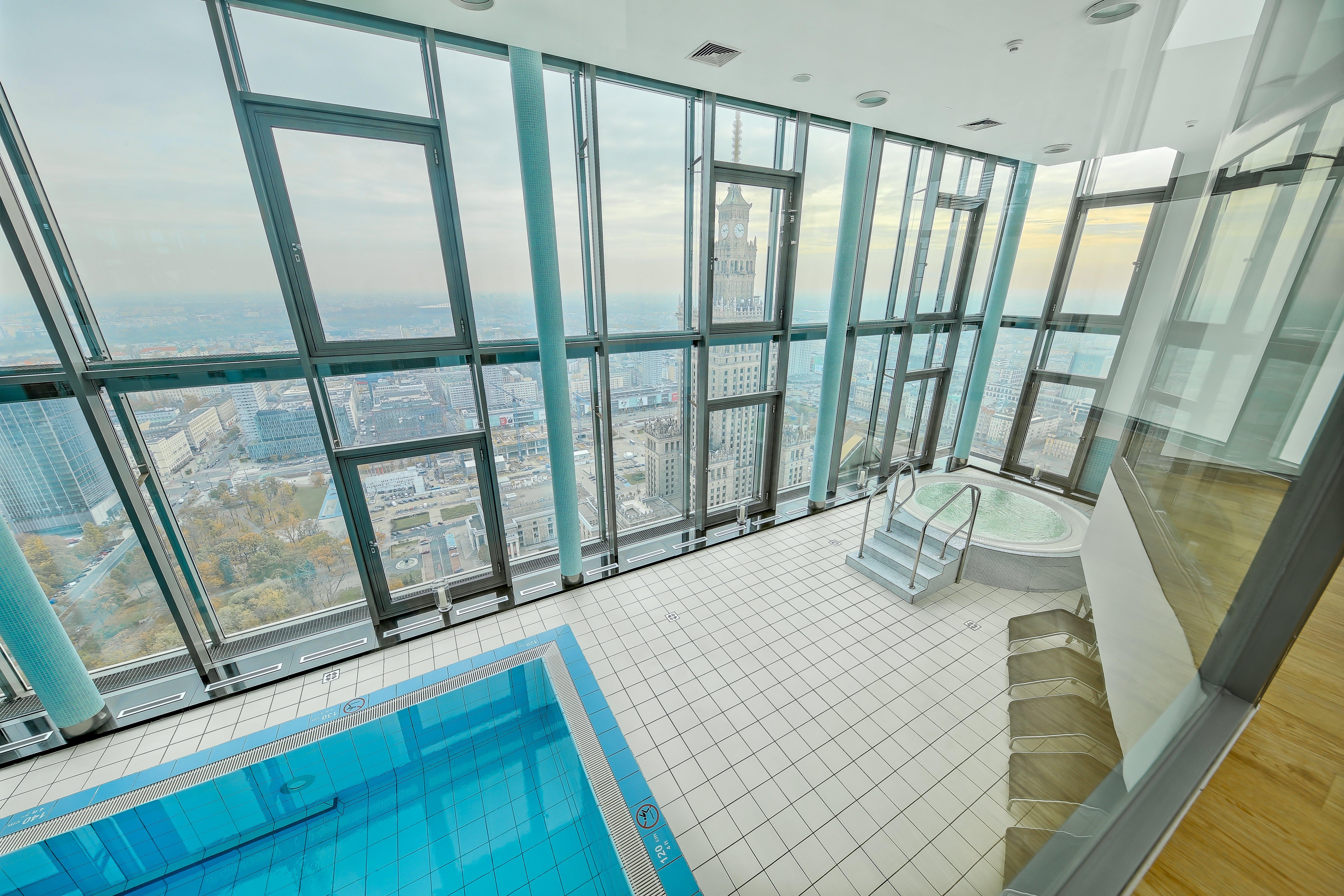 Intercontinental Warszawa By Ihg Hotel Luaran gambar The pool at the observation deck