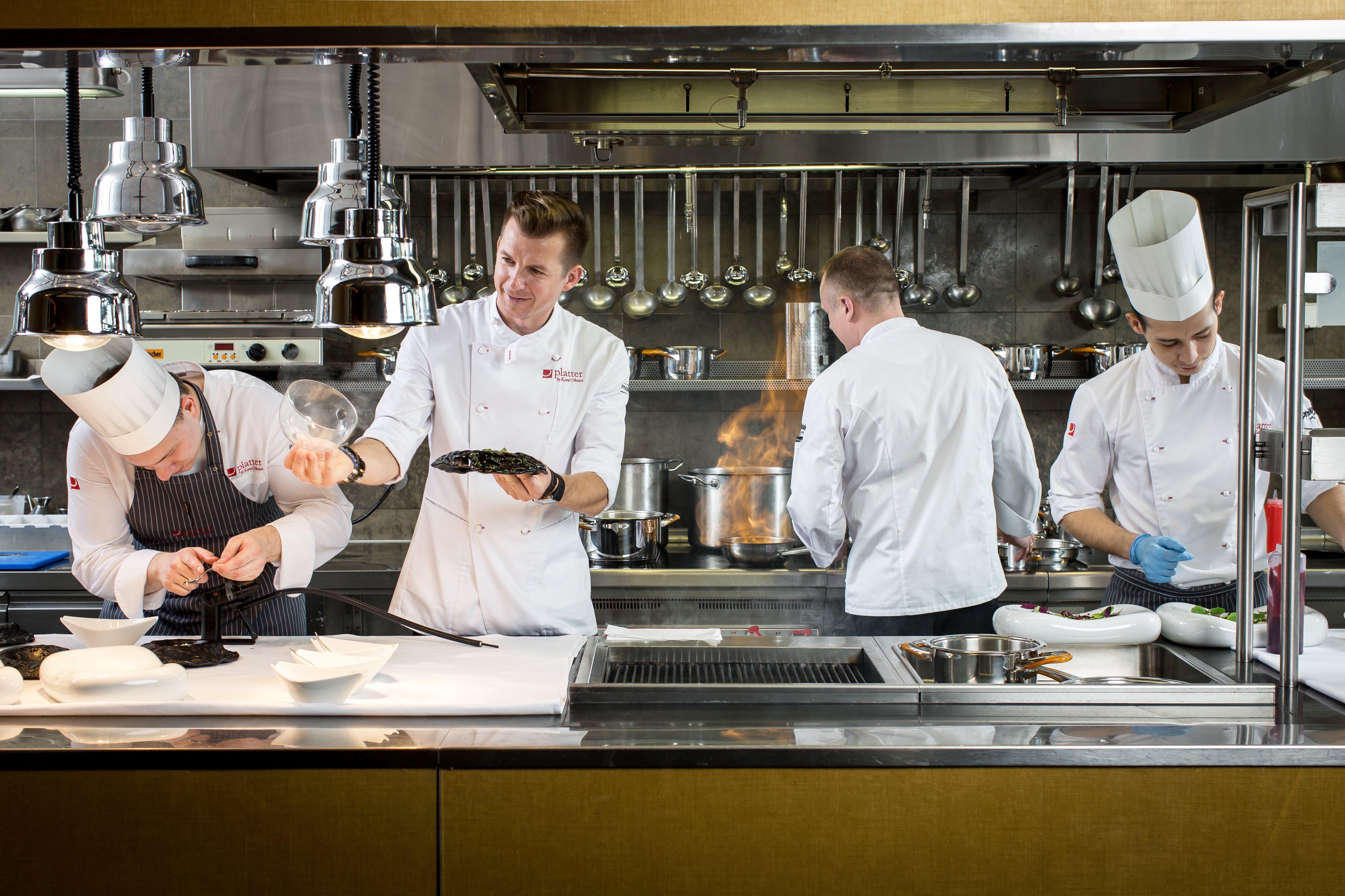 Intercontinental Warszawa By Ihg Hotel Luaran gambar The kitchen at the restaurant