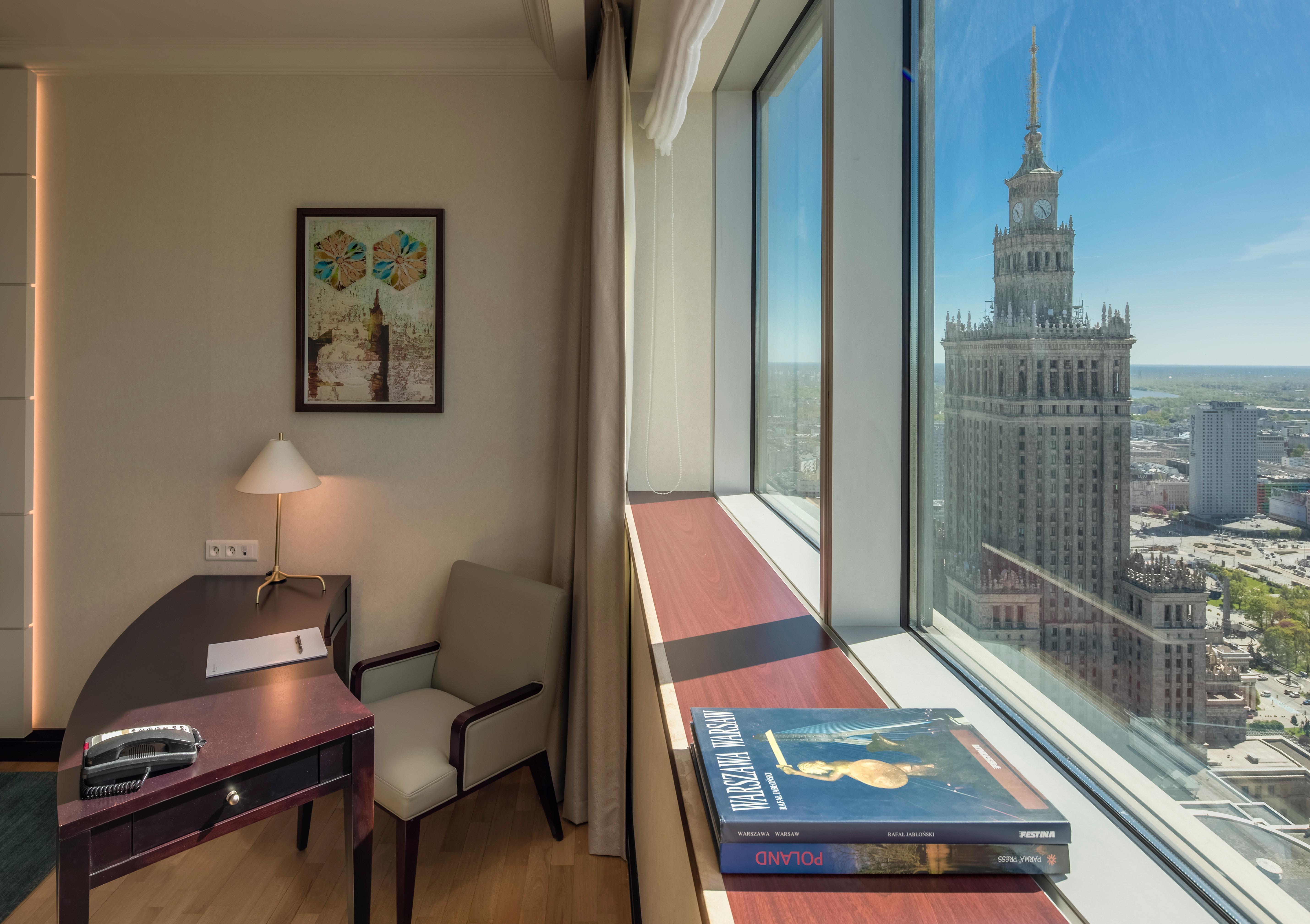 Intercontinental Warszawa By Ihg Hotel Luaran gambar The view of the Palace of Culture from the window of the hotel